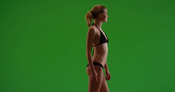 Yeşil Ekran Mesafe Içine Bakan Bikinili Genç Kadın Yan Görünüm — Stok fotoğraf
