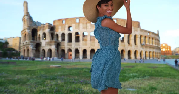 Unga Attraktiva Afroamerikansk Kvinna Poserar Glatt Nära Roman Colosseum — Stockfoto
