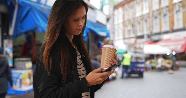 Meisje Van Hipster Bomber Jas Texting Met Mobiele Telefoon Buurt — Stockfoto
