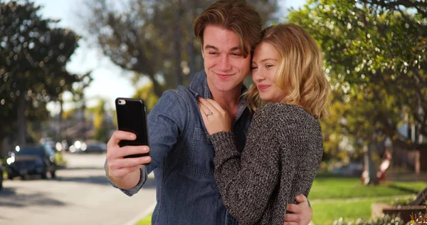 Pareja Tomando Una Foto Junto Con Teléfono Inteligente Calle Del — Foto de Stock