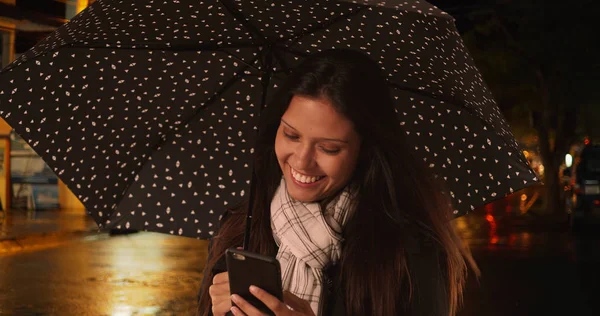 Mujer Sonriendo Mensajes Texto Teléfono Inteligente Bajo Paraguas Calle Por — Foto de Stock