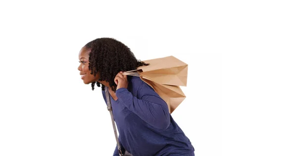 Mulher Preta Carregando Sacos Compras Olhando Para Algo Fundo Branco — Fotografia de Stock