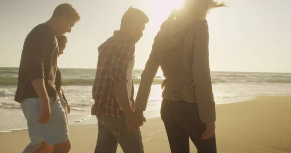 Parejas Caminando Por Playa Cogidas Mano — Foto de Stock