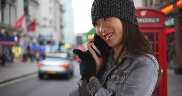 Schöne Junge Frau Spricht Auf Dem Smartphone Einer Kalten Europäischen — Stockfoto