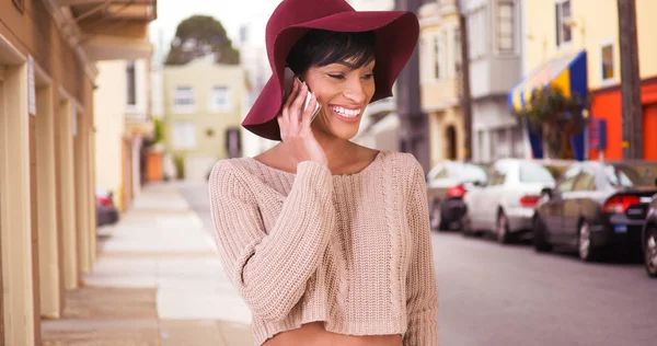 Feliz Sorrindo Mulher Negra Chapéu Disquete Falando Telefone Inteligente San — Fotografia de Stock