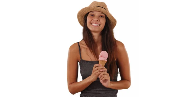 Retrato Una Hermosa Mujer Caucásica Con Cono Helado Fresa Estudio — Foto de Stock