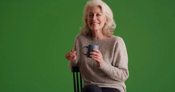 Mulher Branca Madura Feliz Com Café Sorrindo Para Câmera Tela — Fotografia de Stock