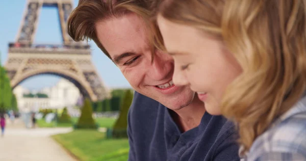 Alegre Hombre Mujer Relajarse Junto Torre Eiffel Charlando — Foto de Stock