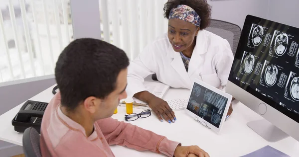 Médico Negro Edad Avanzada Explicando Paciente Masculino Los Efectos Secundarios —  Fotos de Stock