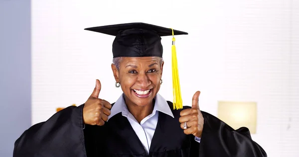 Trots Volwassen Afrikaanse Vrouw Afgestudeerde — Stockfoto