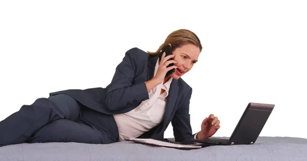 Mujer Exitosa Traje Negocios Haciendo Llamada Telefónica — Foto de Stock