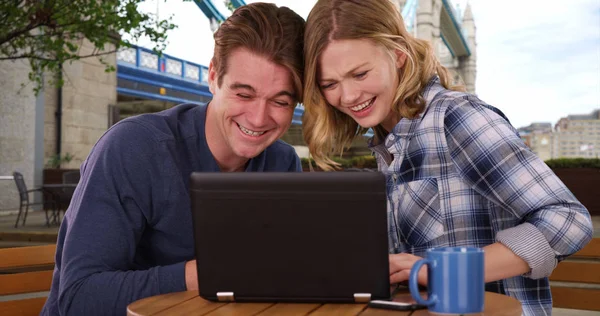 Homem Mulher Caucasiano Londres Usando Laptop Livre Sorrindo — Fotografia de Stock