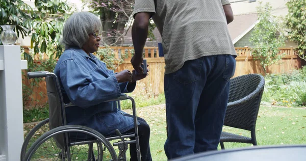Disabili Anziana Donna Nera Sedia Rotelle Con Caffè — Foto Stock