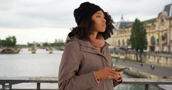 Mulher Afro Americana Usando Smartphone Para Verificar Direção Enquanto Paris — Fotografia de Stock