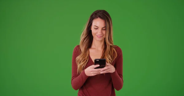 Junge Weiße Frau Benutzt Mobilgerät Auf Grünem Bildschirm Texten — Stockfoto