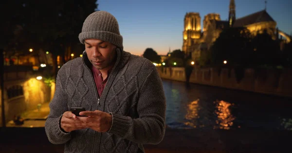 Afrikai Férfi Párizs Franciaország Megpróbálja Elérni Barátja Telefonon Hűvös Estére — Stock Fotó