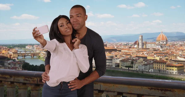 Attractive Couple Take Selfies Florence Cityscape Share Social Media — Stock Photo, Image