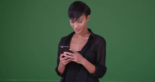 Hermosa Mujer Milenaria Usando Teléfono Inteligente Pantalla Verde —  Fotos de Stock