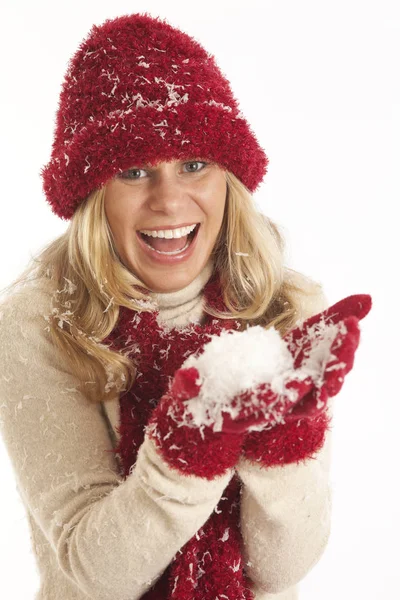 Πορτρέτο Του Νεαρή Γυναίκα Κόκκινο Καπέλο Και Γάντια Κρατώντας Χιόνι — Φωτογραφία Αρχείου