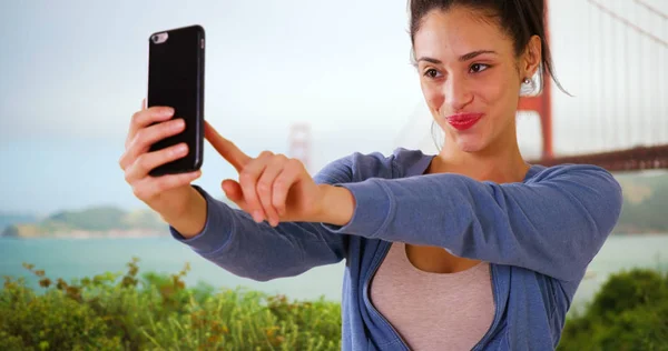 Eine Hispanische Frau Macht Ein Selfie Der Nähe Der Golden — Stockfoto