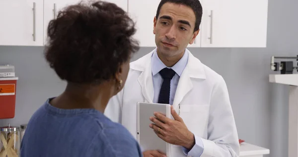 Charmante Junge Hispanische Ärztin Nutzt Tablet Patientenakte Einzusehen — Stockfoto