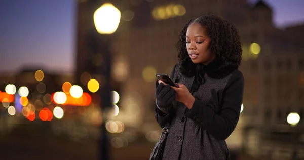 Lycklig Afroamerikanska Kvinna Tusenåriga Sms Telefonen Staden Natten — Stockfoto