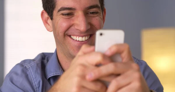 Jolly Man Textning Smartphone — Stockfoto