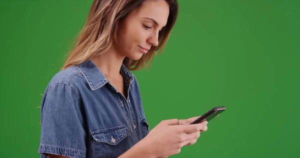 Primer Plano Atractiva Mensajería Niña Milenaria Teléfono Inteligente Pantalla Verde —  Fotos de Stock