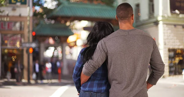 Amando Pareja Negra San Francisco Visitando Chinatown — Foto de Stock