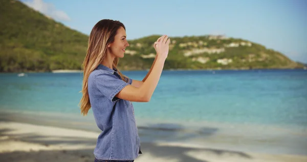 Menina Milenar Atraente Tirar Uma Foto Com Celular Praia — Fotografia de Stock