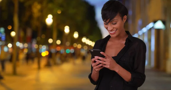 Duizendjarige Zwarte Vrouw Toeristische Controleert Mails Telefoon Champs Elysees — Stockfoto