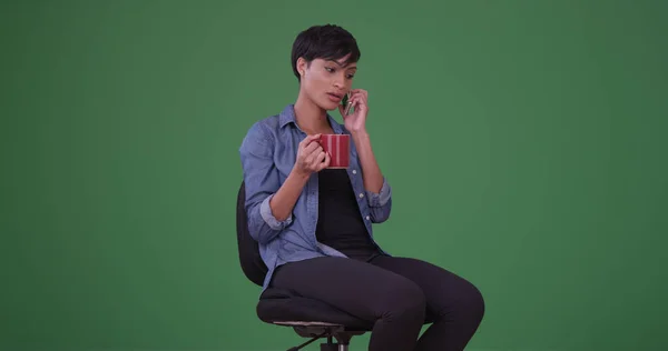 Africano Americano Mulher Com Café Tem Conversa Telefone Tela Verde — Fotografia de Stock