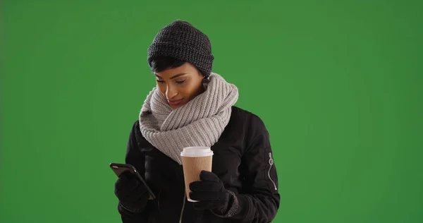 Nowoczesna Kobieta Czarny Zimowe Ubrania Kawy Telefon Zielony Ekran — Zdjęcie stockowe