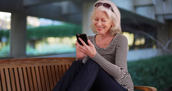 Señora Blanca Madura Segura Sentada Banco Público Usando Teléfono Inteligente — Foto de Stock