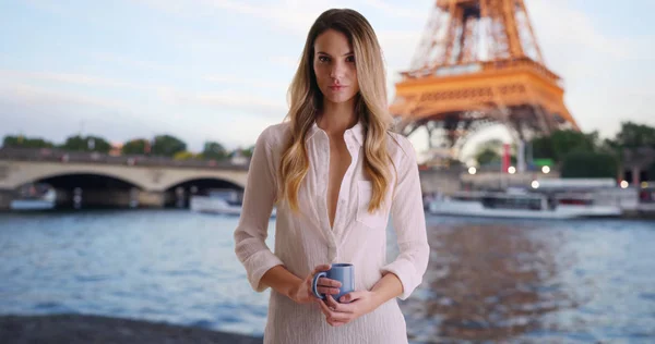 Ελκυστική Νεαρή Γυναίκα Στο Παρίσι Απολαμβάνοντας Καφέ Από Σηκουάνα — Φωτογραφία Αρχείου