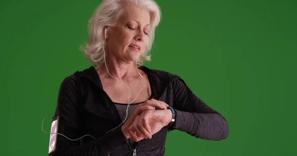 Gezonde Volwassen Vrouwelijke Jogger Controleren Timer Horloge Groen Scherm — Stockfoto