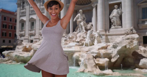 Mulher Negra Turista Divertindo Frente Fonte Trevi Roma — Fotografia de Stock