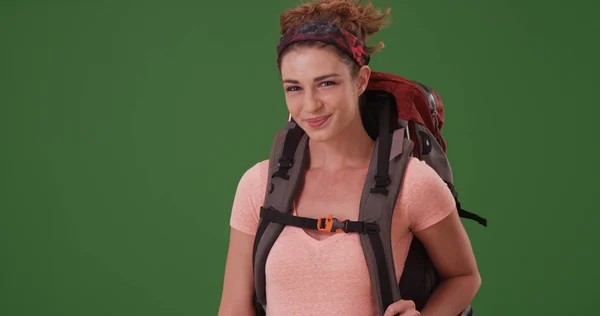 Szczęśliwa Kobieta Niej 20S Plecakiem Zielony Ekran — Zdjęcie stockowe