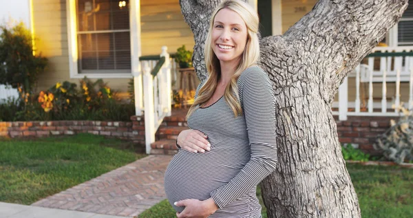 Mujer Embarazada Feliz Pie Delante Casa —  Fotos de Stock