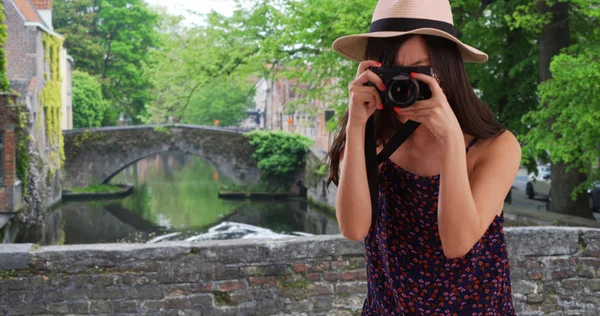 Nahaufnahme Einer Millennial Frau Mit Kamera Einer Europäischen Stadt — Stockfoto