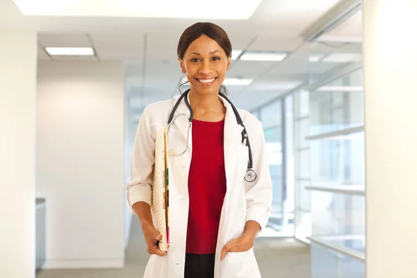 Felice Giovane Medico Femminile Sorridente Alla Fotocamera Casa Clinica Salute — Foto Stock