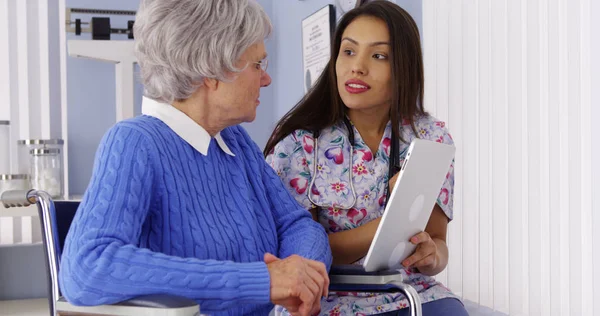 Hispanic Caregiver Talking Tablet Elderly Patient — Stock Photo, Image