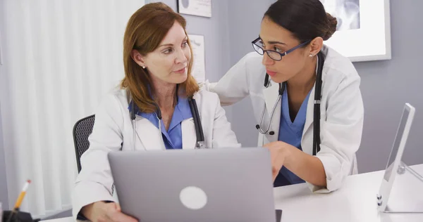 Dos Médicos Que Utilizan Computadora Portátil Para Discutir Condición Salud —  Fotos de Stock