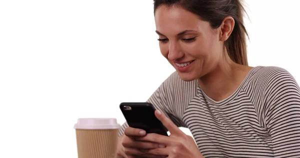 Millennial Chica Sentada Mesa Mensajes Texto Teléfono Inteligente Sobre Fondo — Foto de Stock