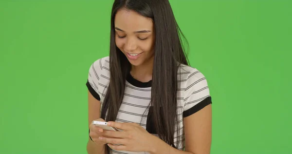 Uma Jovem Usa Seu Telefone Inteligente Tela Verde — Fotografia de Stock