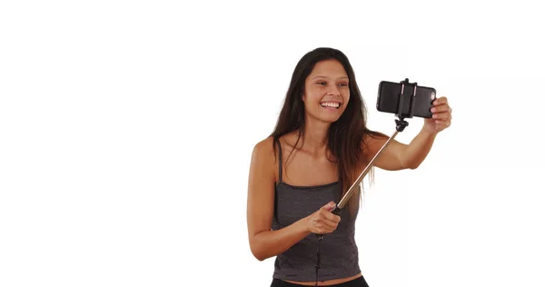 Söt Brunett Traveler Flicka Använder Selfie Stick Studio Med Kopia — Stockfoto