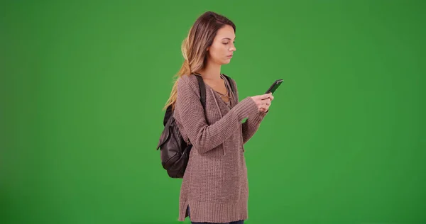 Menina Milenar Caucasiana Respondendo Texto Telefone Tela Verde — Fotografia de Stock