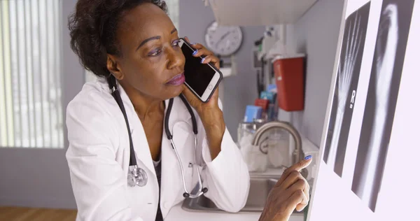 Portrait Médecin Africaine Communiquant Téléphone Avec Collègue Sur Les Rayons — Photo