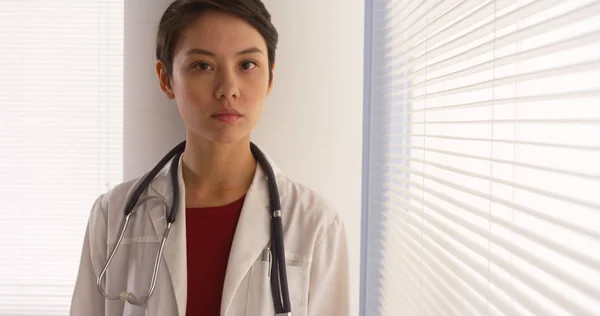Säker Kinesisk Kvinna Läkare Står Vid Fönstret — Stockfoto