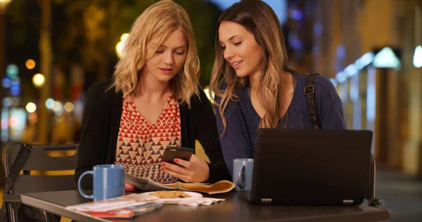 Mujeres Viajeras Encantadoras Sentadas Usando Teléfono Inteligente Distrito Comercial Francés — Foto de Stock